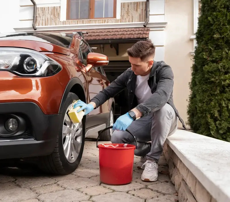 Lavage auto à domicile Larressingle : professionnel intervenant sur un véhicule